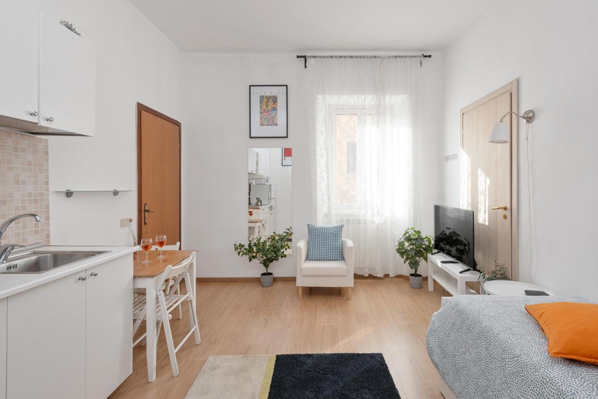 Central Little Basic Apartment Рим Екстериор снимка