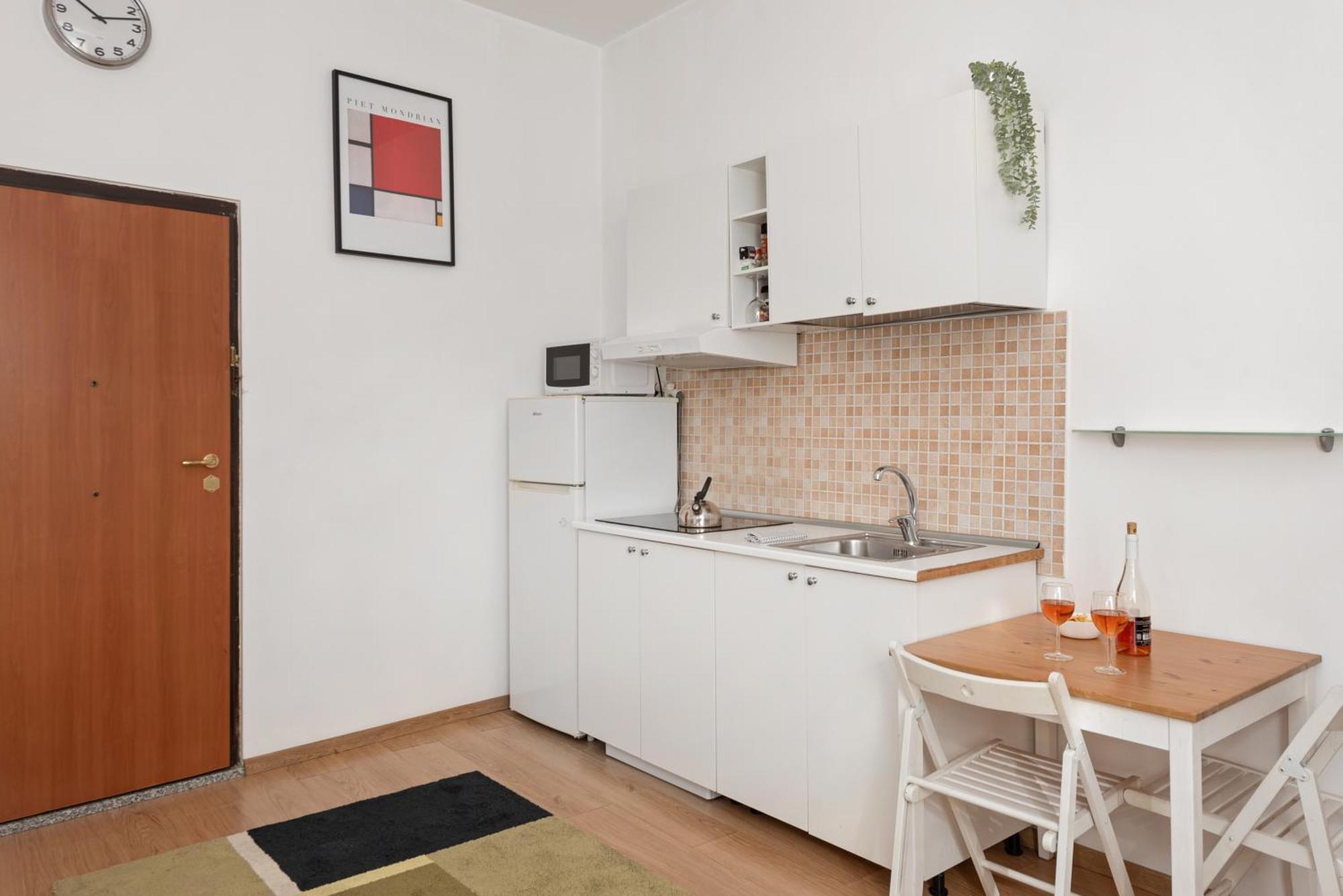 Central Little Basic Apartment Рим Екстериор снимка