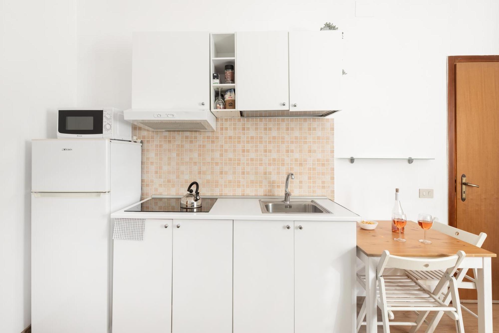 Central Little Basic Apartment Рим Екстериор снимка