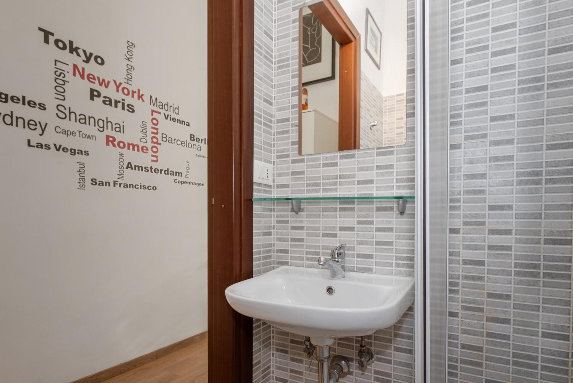 Central Little Basic Apartment Рим Екстериор снимка